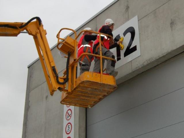 Pose de panneau en hauteur